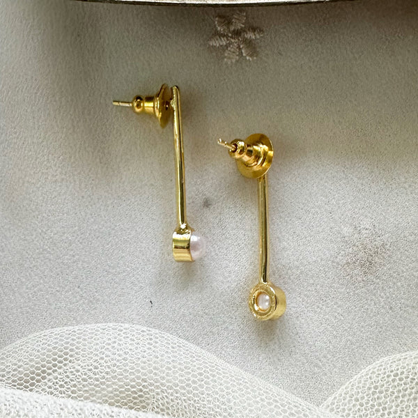 Line pearl stop ear studs