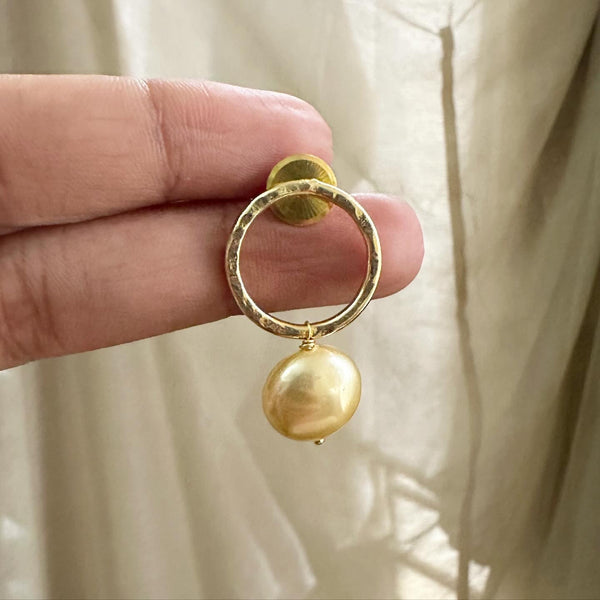 Beaten hollow gold circle pearl drops earrings