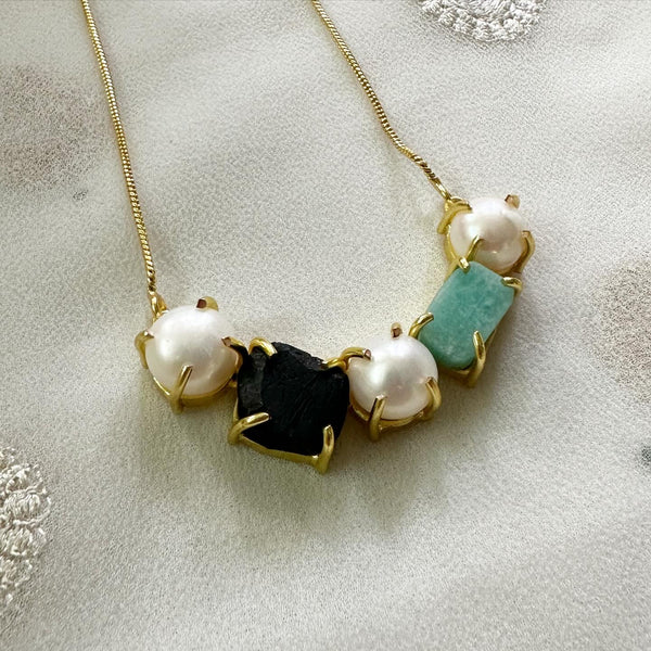 Raw stone & Pearl curve necklace