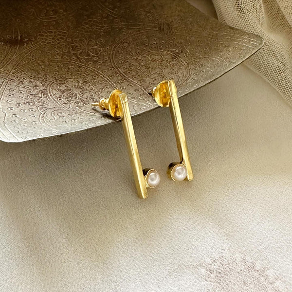 Sleek Line-Pearl dot earrings