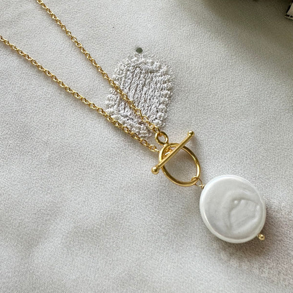 Flat pearl pendant interlock neckpiece