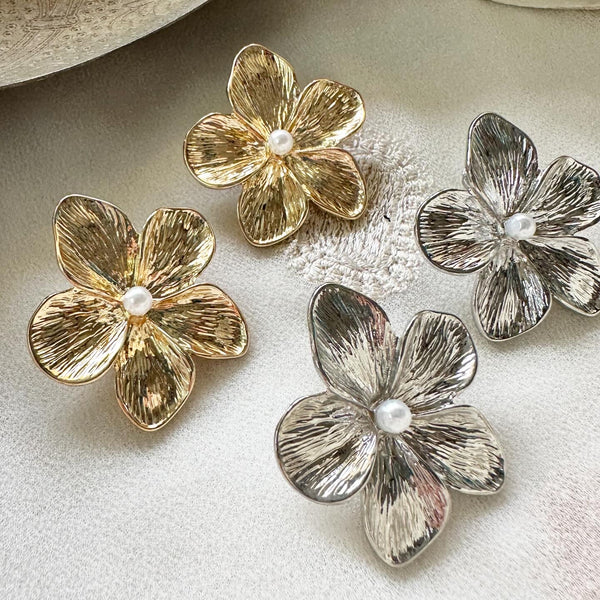 Textured flower stud earrings