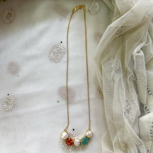 Raw stone & Pearl curve necklace