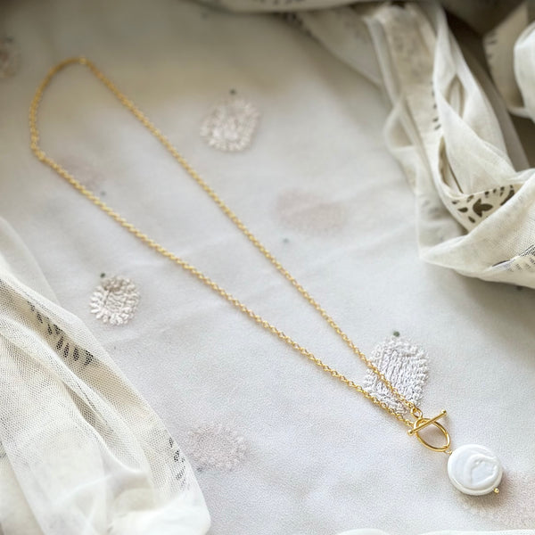 Flat pearl pendant interlock neckpiece