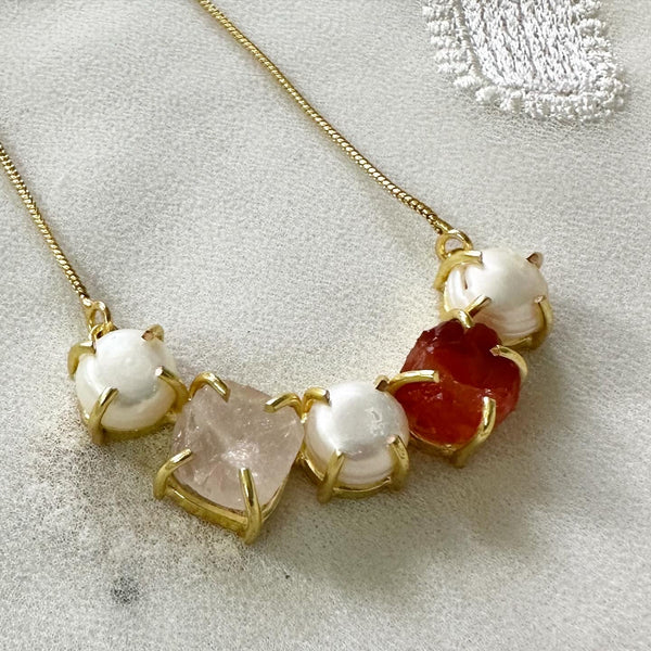 Raw stone & Pearl curve necklace