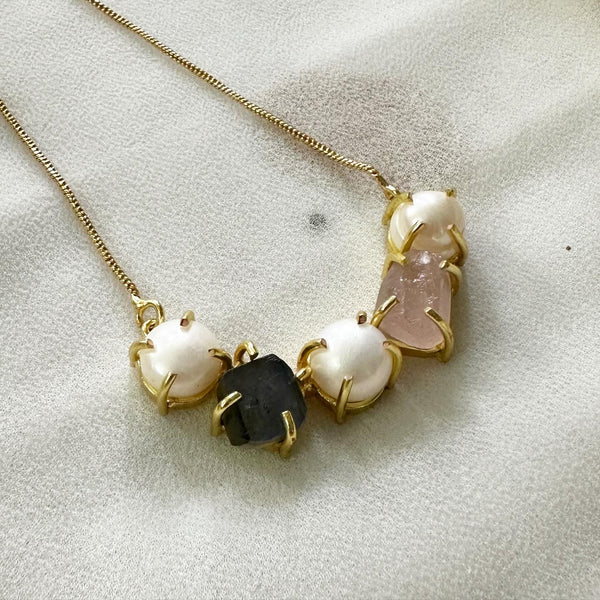 Raw stone & Pearl curve necklace