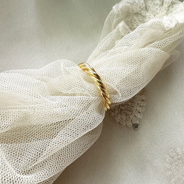 Gold Twister finger ring (size adjustable)