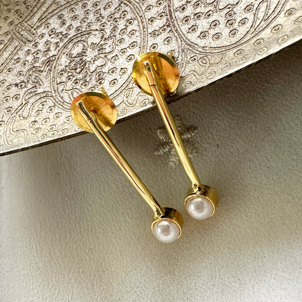 Line pearl stop ear studs