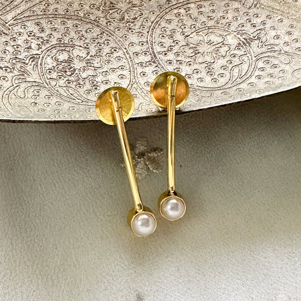 Line pearl stop ear studs