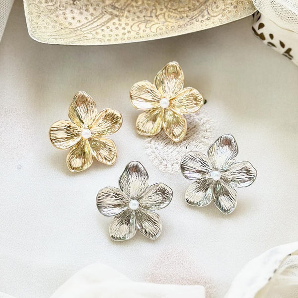 Textured flower stud earrings
