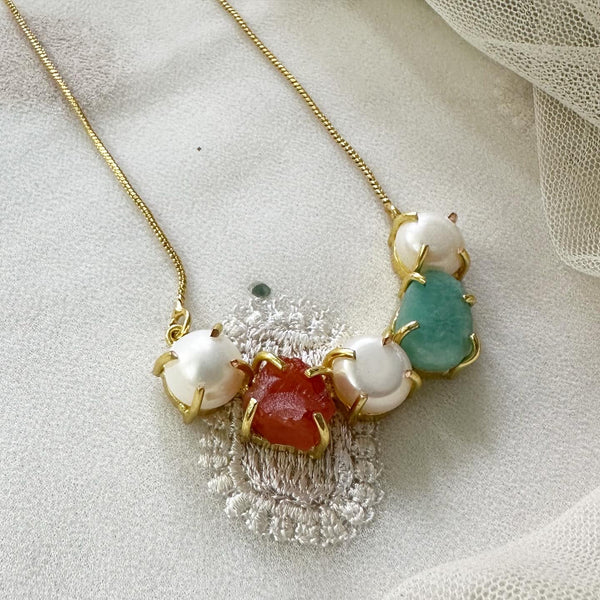 Raw stone & Pearl curve necklace