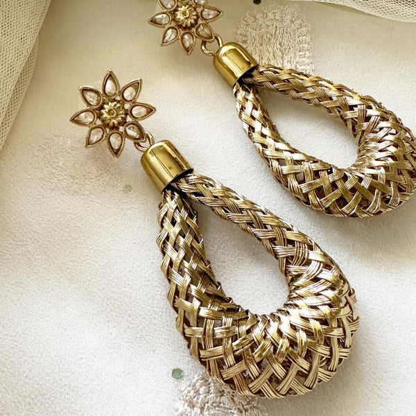 Antique gold weave a curve earrings