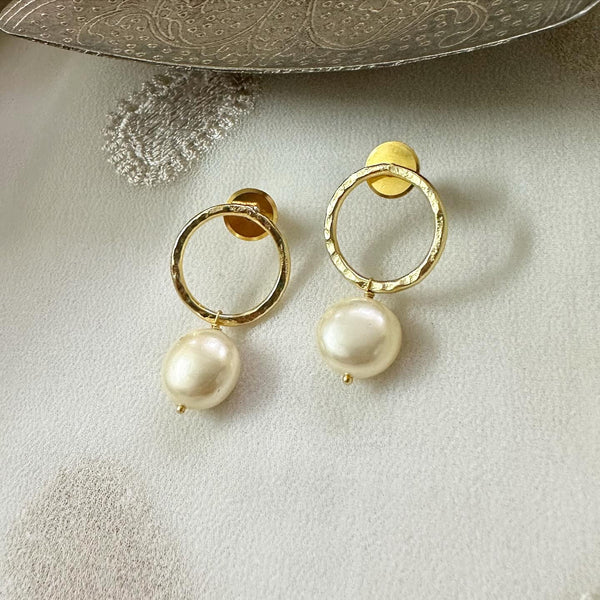 Beaten hollow gold circle pearl drops earrings