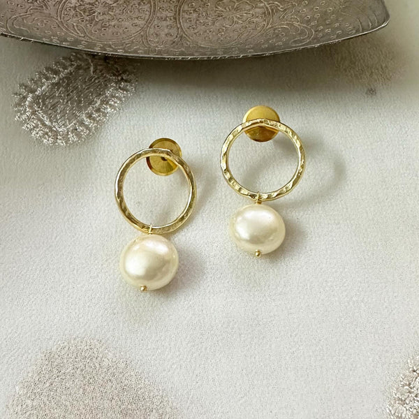 Beaten hollow gold circle pearl drops earrings