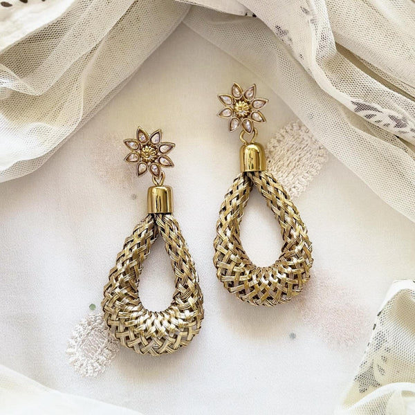 Antique gold weave a curve earrings