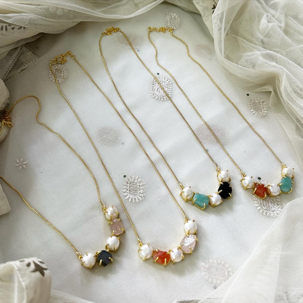 Raw stone & Pearl curve necklace