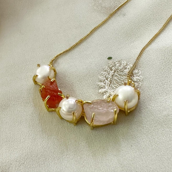 Raw stone & Pearl curve necklace