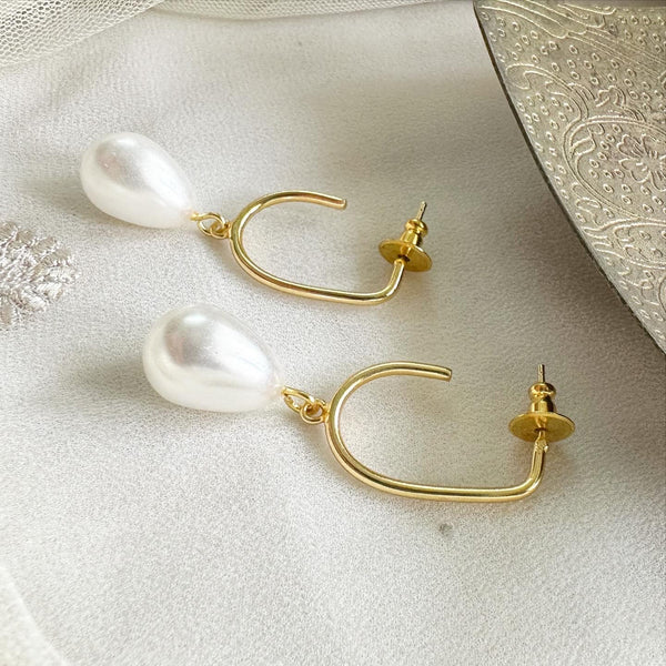 J loop-pearl stud earrings - Adorna