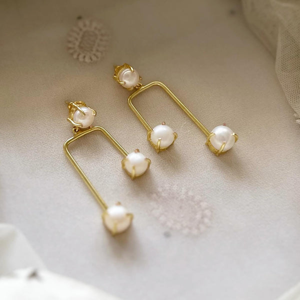 Inégal Pearl danglers