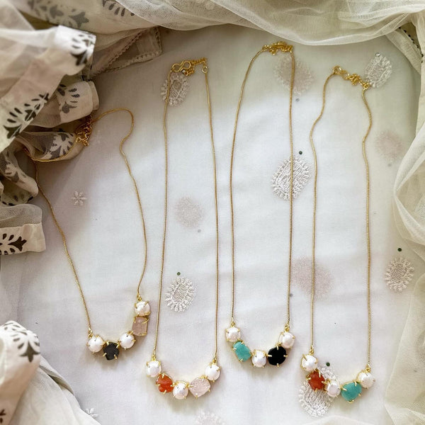 Raw stone & Pearl curve necklace