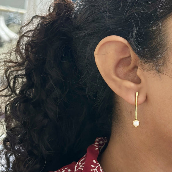 Line pearl stop ear studs