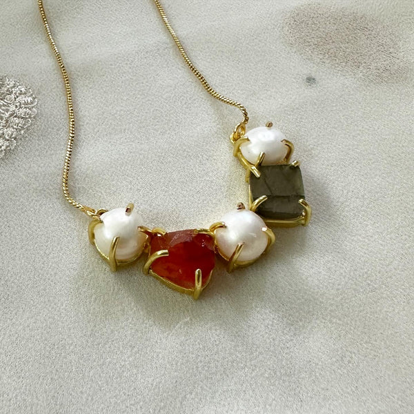 Raw stone & Pearl curve necklace