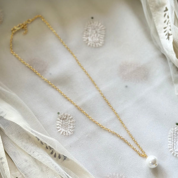 Round pearl elegant neckpiece