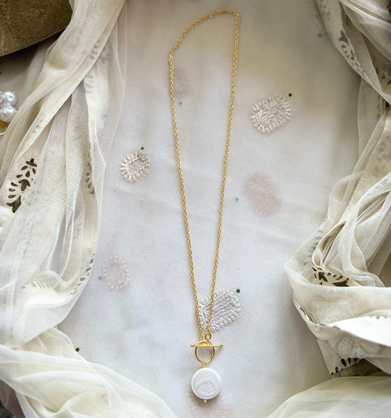 Flat pearl pendant interlock neckpiece