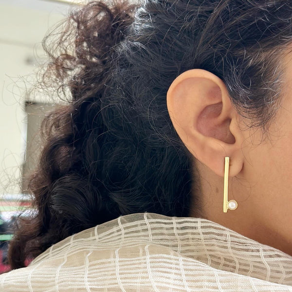Sleek Line-Pearl dot earrings