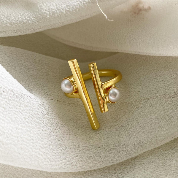 Gates of Pearl finger Ring - Size adjustable - Adorna