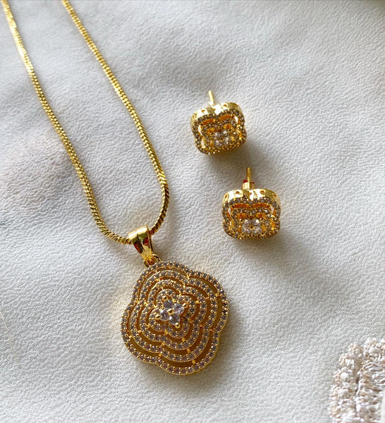 Gold AD ripples pendant set