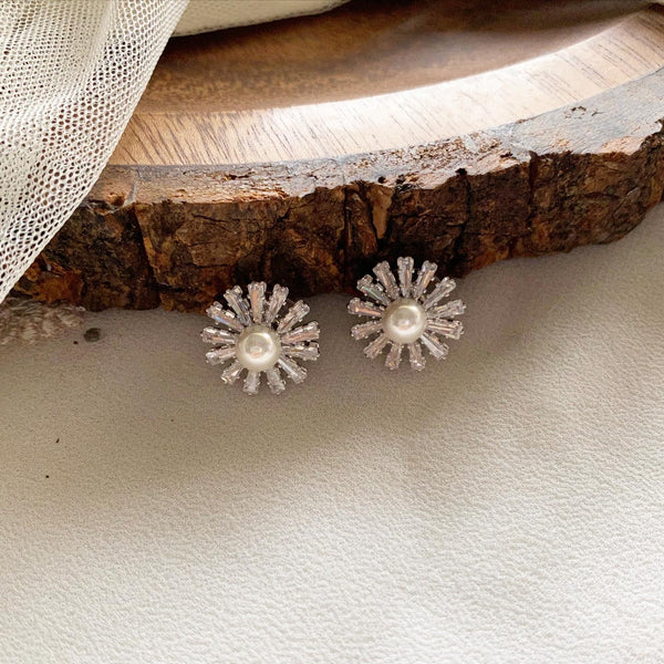 Western Pearl flower Studs - Adorna