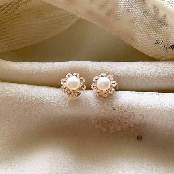 Floral vein pearl studs - Adorna