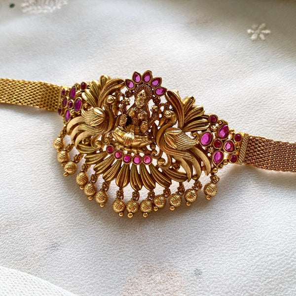 Matte kemp Lakshmi Peacock Swirl petals vanki/armlet/bajuband - Full Ruby - Adorna