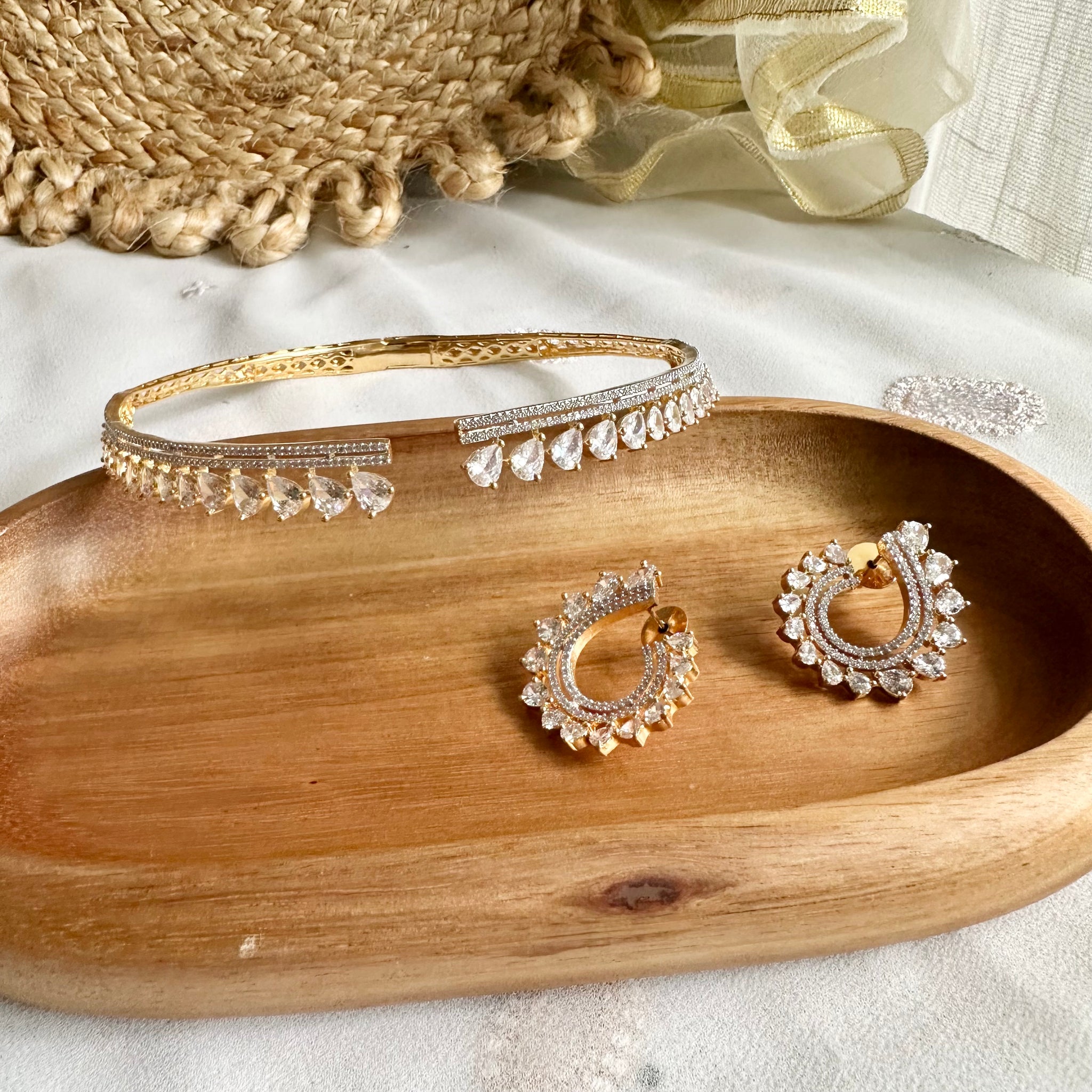 Tear drop front open choker set