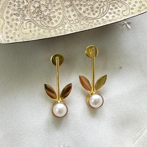 Spine-Leaf Pearl studs - Adorna