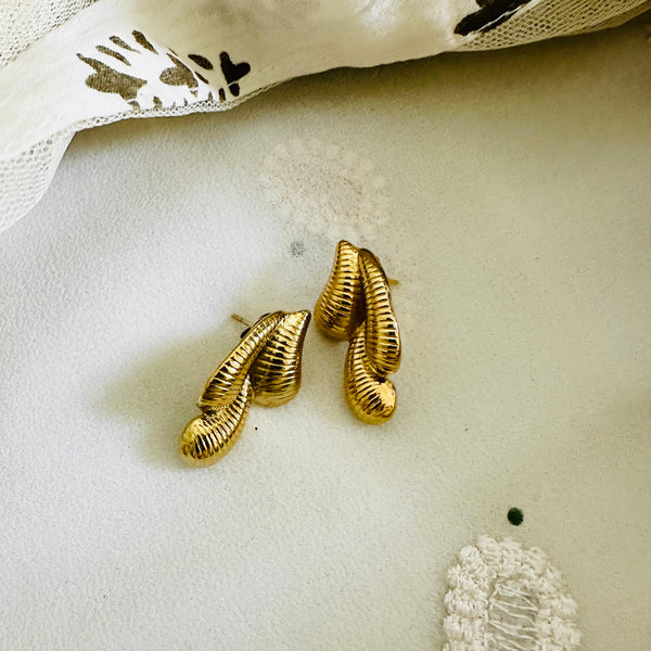 3 curved striped droplet stud