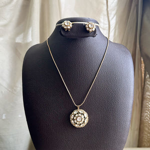Antique Kundan flower pendant set