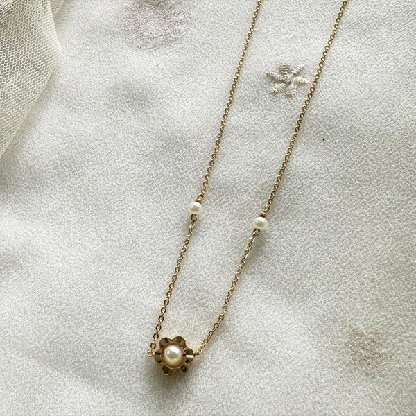 Floral pendant pearl thin necklace