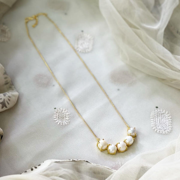 5-pearl casted gold necklace