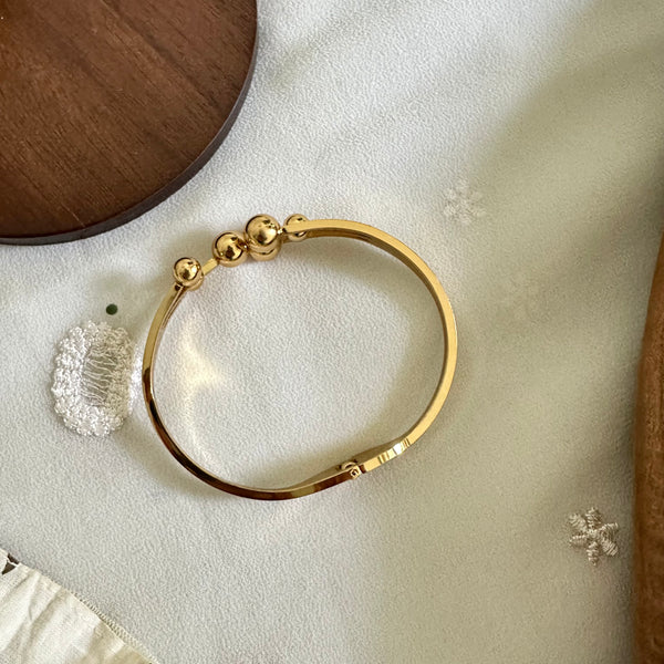 Gold Comets striking bracelet