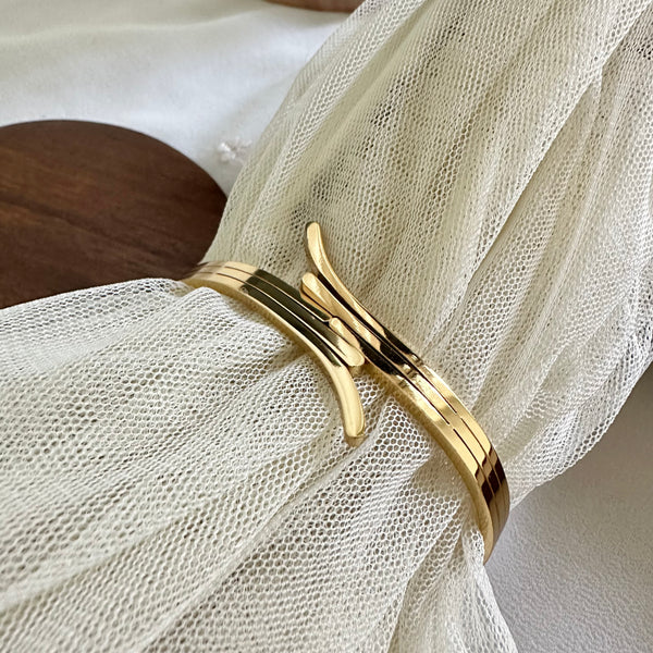 Gold Curvy routes bracelet