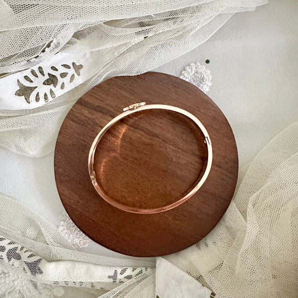 Rose gold center soft clove openable bracelet