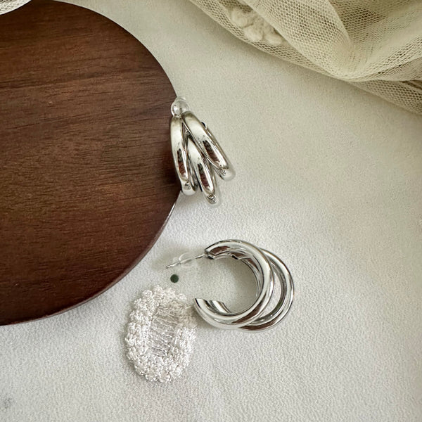 Triple hoops ear studs