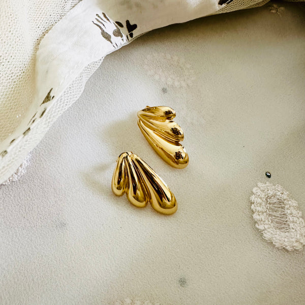 3 leaf shell gold studs