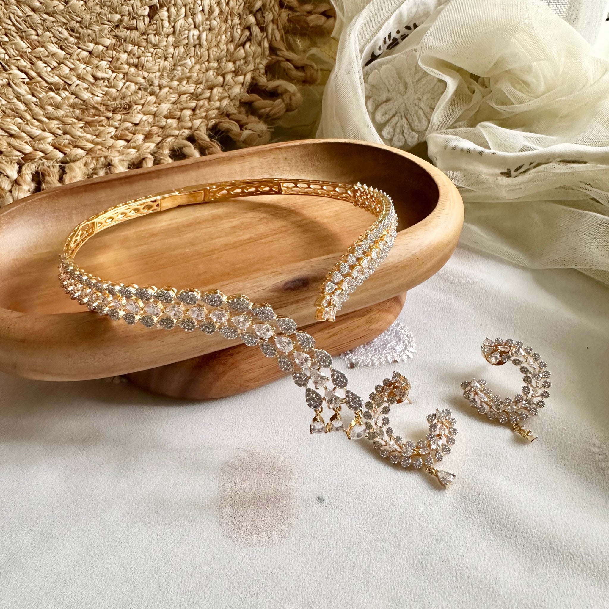 Dew drops extended front open choker set