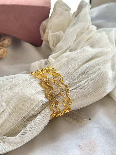 Gold AD bangle curved clover bangles - set of 4