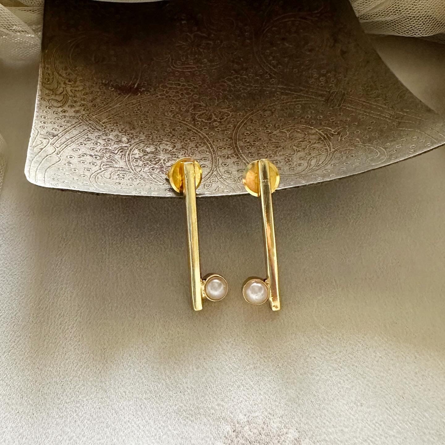 Sleek Line-Pearl dot earrings