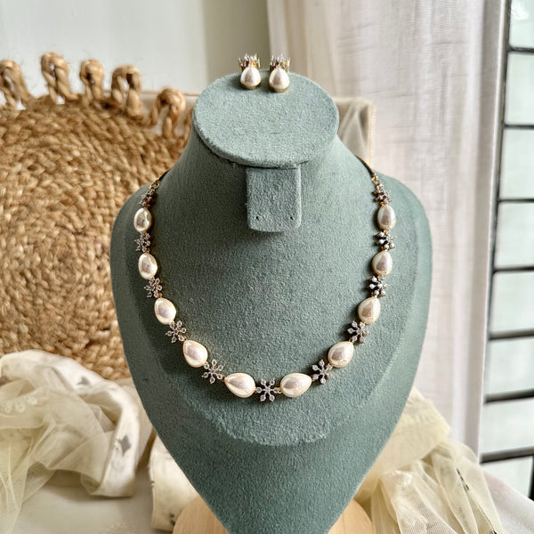 Shiny tear drop pearl CZ flower short set