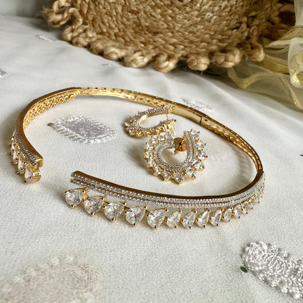 Tear drop front open choker set